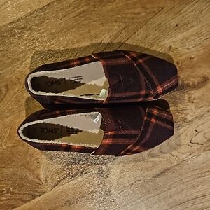 NWOT Toms Alpargata leather wrapped barn red plaid shoes size 7W